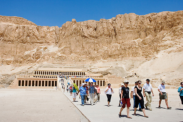 포토 JPG 주간 해외풍경 해외 건축물 건축 외국문화 백그라운드 유적 중동 이집트 사람 풍경 여러명 야외 건물 관광지 조각상 여행객 계단 절벽 돌_바위 바위 룩소르 국내포토 자연요소 전통 나라 문화 여행 다수 아프리카 조형물 파일형식