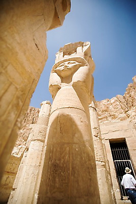 포토 JPG 주간 해외풍경 해외 건축물 건축 조각 외국문화 백그라운드 유적 중동 이집트 한명 사람 풍경 야외 건물 관광지 조각상 여행객 피규어 기둥 룩소르 조각_조소 국내포토 자연요소 1 전통 나라 문화 여행 아프리카 조형물 미니어처 조소 파일형식