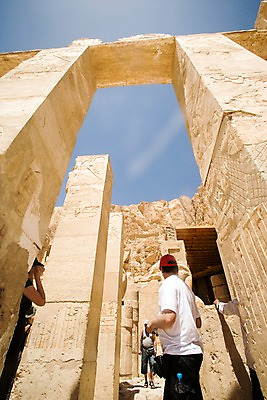 포토 JPG 주간 문자 해외풍경 해외 건축물 기호 건축 외국문화 백그라운드 유적 중동 이집트 사람 풍경 여러명 야외 관광지 여행객 기둥 룩소르 국내포토 자연요소 전통 나라 문화 여행 다수 아프리카 파일형식