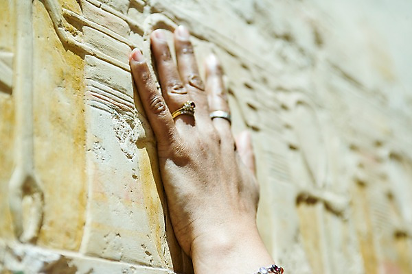 포토 JPG 주간 모양 문자 해외풍경 해외 건축물 손 기호 여자 건축 벽 외국문화 백그라운드 유적 중동 장신구 한손 이집트 한명 풍경 근접촬영 야외 아웃포커스 신체부위 반지 벽화 그림 룩소르 국내포토 자연요소 1 전통 나라 문화 뷰포인트 아프리카 촬영기법 사람 파일형식