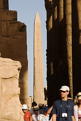 포토 JPG 주간 문자 모자 해외풍경 해외 건축물 기호 여자 남자 건축 외국문화 백그라운드 유적 중동 이집트 사람 풍경 여러명 야외 관광지 선글라스 여행객 탑 기둥 벽화 룩소르 국내포토 자연요소 전통 잡화 나라 문화 안경 여행 다수 아프리카 그림 파일형식