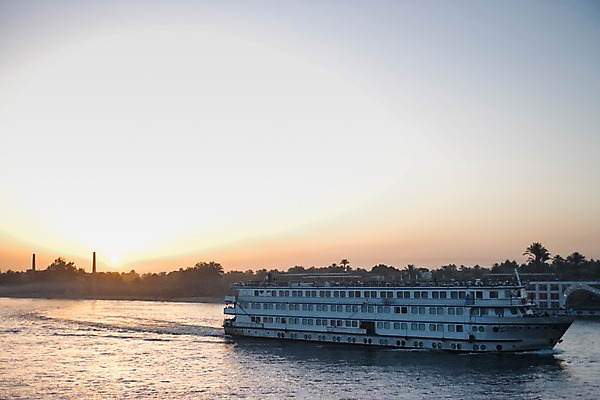 포토 JPG 주간 해외풍경 해외 여행 수상교통 중동 하늘 항해 이집트 풍경 야외 아웃포커스 강 여행객 노을 유람선 크루즈 룩소르 선박 국내포토 자연요소 나라 교통수단 배_교통 아프리카 촬영기법 사람 파일형식