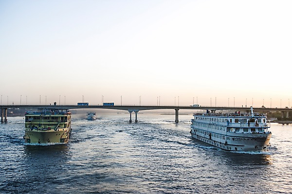 포토 JPG 주간 해외풍경 해외 여행 수상교통 중동 하늘 항해 이집트 풍경 야외 아웃포커스 강 여행객 노을 유람선 크루즈 룩소르 가교 선박 국내포토 자연요소 건축물 나라 교통수단 배_교통 아프리카 촬영기법 사람 파일형식