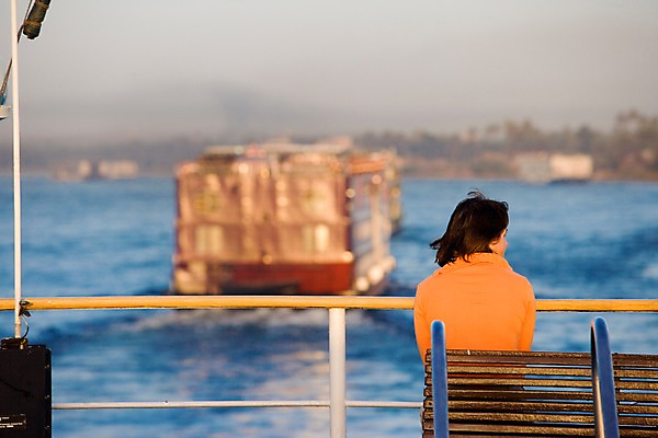 포토 JPG 주간 해외풍경 해외 여자 여행 수상교통 의자 중동 이집트 한명 사람 앉기 풍경 성인 야외 뒷모습 아웃포커스 강 유람선 크루즈 룩소르 선박 여자만 여자한명만 성인여자만 성인만 국내포토 자연요소 1 나라 교통수단 뷰포인트 가구 배_교통 모션 아프리카 촬영기법 파일형식