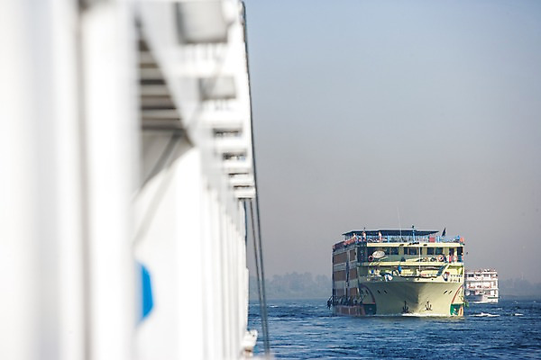 포토 JPG 주간 해외풍경 해외 여행 수상교통 중동 하늘 항해 이집트 풍경 야외 아웃포커스 강 여행객 유람선 크루즈 룩소르 흐림 선박 국내포토 자연요소 나라 교통수단 배_교통 아프리카 날씨 촬영기법 사람 파일형식