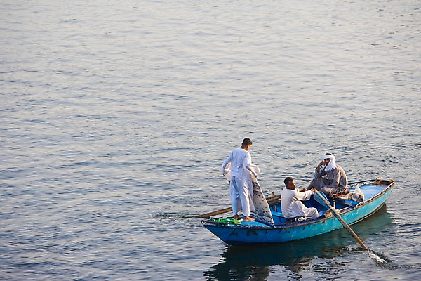 포토 JPG 주간 해외풍경 해외 수상교통 중동 이집트 사람 풍경 성인 야외 세명 강 반사 수면 상인 노젓기 룩소르 선박 성인만 국내포토 자연요소 나라 교통수단 모션 아프리카 물 파일형식