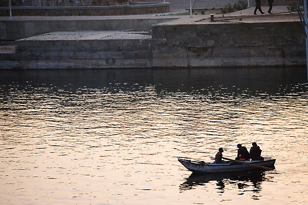 포토 JPG 주간 해외풍경 해외 수상교통 중동 이집트 사람 풍경 성인 야외 세명 강 반사 수면 상인 룩소르 선박 성인만 국내포토 자연요소 나라 교통수단 아프리카 물 파일형식