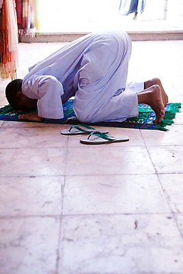포토 JPG 주간 해외풍경 해외 남자 종교 엎드리기 포즈 백그라운드 신발 중동 슬리퍼 이집트 한명 사람 풍경 성인 야외 카펫 기도 무릎꿇기 쪼리 룩소르 남자만 남자한명만 성인남자만 성인만 국내포토 자연요소 1 나라 모션 아프리카 샌들 파일형식