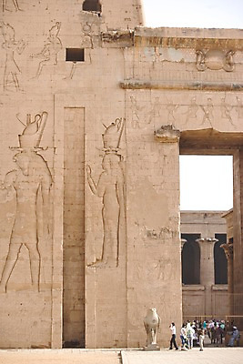 포토 JPG 주간 모양 문자 해외풍경 해외 건축물 건축 벽 외국문화 백그라운드 유적 중동 이집트 풍경 여러명 야외 관광지 여행객 피규어 벽화 그림 룩소르 국내포토 자연요소 전통 나라 문화 여행 다수 아프리카 사람 미니어처 파일형식