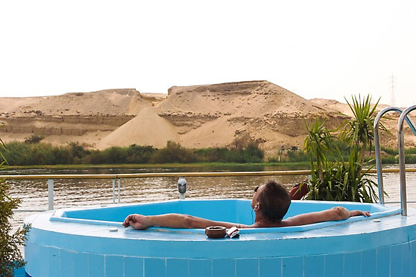 포토 JPG 주간 해외풍경 해외 건축물 남자 외국문화 이어폰 중동 유적지 휴가 휴식 수영장 담배 이집트 한명 풍경 성인 취미 야외 재떨이 룩소르 남자만 남자한명만 성인남자만 성인만 국내포토 자연요소 1 건축 나라 문화 음향기기 컨셉 고건축 아프리카 사람 파일형식