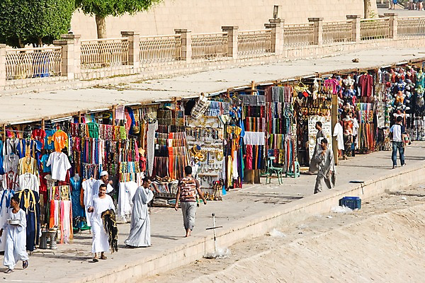 포토 JPG 주간 전신 나무 식물 해외풍경 해외 옷 백그라운드 중동 거리 이집트 서기 사람 풍경 여러명 야외 라이프 생활 장식 울타리 상점 스카프 전시 시장 기념품 룩소르 노점 노점상 국내포토 자연요소 나라 다수 모션 아프리카 담장 목도리 오브젝트 파일형식