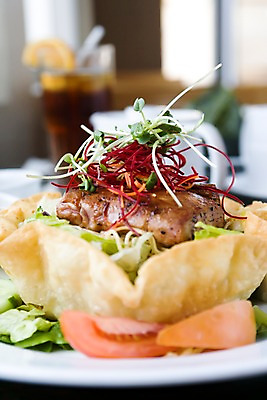 포토 JPG 그릇 식기 접시 음료 음식 빵 백그라운드 토마토 채소 과일 탁자 육류 요리 근접촬영 사람없음 아웃포커스 컵 닭고기 샐러드 닭 아이스티 국내포토 뷰포인트 가구 식재료 조류 촬영기법 파일형식