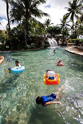 포토 JPG 주간 나무 식물 해외풍경 해외 시설물 수영복 어린이 백그라운드 자연 리조트 수영장 사람 풍경 여러명 성인 야외 야자수 풀장 수영 잠수 휴양지 해수욕 남태평양 구명조끼 튜브 괌 국내포토 자연요소 건축물 옷 다수 휴가 장소 수상스포츠 오세아니아 생태계 태평양 구조용품 파일형식