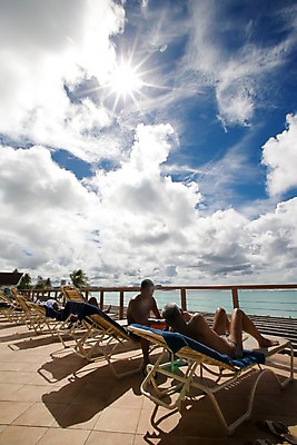 포토 JPG 주간 구름 해외풍경 해외 남자 바다 백그라운드 의자 자연 하늘 사람 풍경 여러명 야외 눕기 햇빛 태양 반사 선탠 휴양지 선베드 남태평양 괌 남자만 국내포토 자연요소 가구 다수 모션 장소 오세아니아 생태계 태평양 파일형식