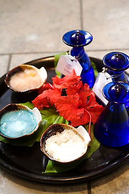 포토 JPG 해외 그릇 꽃 실내 사람없음 아웃포커스 하이앵글 위생용품 뷰티 스파 미용용품 용기 병 괌 입욕소금 국내포토 식물 식기 뷰포인트 생활용품 촬영기법 내부 오세아니아 오브젝트 소금 파일형식