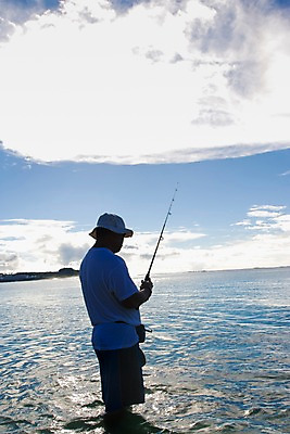 포토 JPG 주간 구름 해외풍경 해외 남자 바다 하늘 레저 낚시 한명 사람 풍경 야외 반사 맑음 수면 낚싯대 남태평양 바다낚시 괌 남자만 남자한명만 국내포토 자연요소 1 날씨 물 낚시용품 오세아니아 태평양 파일형식