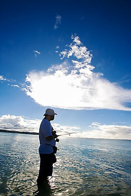 포토 JPG 주간 구름 해외풍경 해외 남자 바다 로우앵글 하늘 레저 낚시 한명 사람 풍경 야외 반사 맑음 수면 낚싯대 남태평양 바다낚시 괌 남자만 남자한명만 국내포토 자연요소 1 뷰포인트 날씨 물 낚시용품 오세아니아 태평양 파일형식