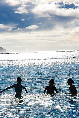 포토 JPG 주간 구름 해외풍경 해외 여자 수영복 실루엣 바다 백그라운드 자연 하늘 레저 서기 사람 풍경 상반신 성인 야외 세명 여름휴가 바캉스 반짝임 햇빛 반사 수영 휴양지 해수욕 남태평양 괌 여자만 성인여자만 성인만 국내포토 자연요소 옷 모션 휴가 촬영기법 태양 장소 수상스포츠 오세아니아 생태계 태평양 파일형식 여름_계절