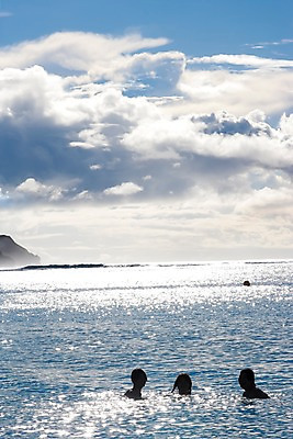 포토 JPG 주간 구름 해외풍경 해외 여자 수영복 실루엣 바다 백그라운드 자연 하늘 레저 서기 사람 풍경 상반신 성인 야외 세명 여름휴가 바캉스 반짝임 햇빛 반사 수영 휴양지 해수욕 남태평양 괌 여자만 성인여자만 성인만 국내포토 자연요소 옷 모션 휴가 촬영기법 태양 장소 수상스포츠 오세아니아 생태계 태평양 파일형식 여름_계절