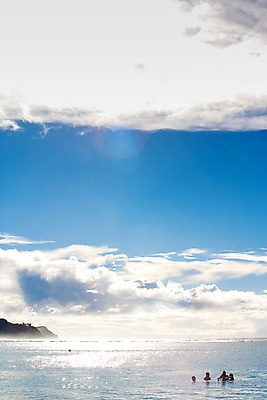 포토 JPG 주간 구름 해외풍경 해외 실루엣 바다 섬 백그라운드 자연 하늘 레저 서기 사람 풍경 여러명 상반신 성인 야외 여름휴가 바캉스 빛 반짝임 햇빛 반사 수영 휴양지 해수욕 남태평양 괌 성인만 국내포토 자연요소 다수 모션 휴가 촬영기법 태양 장소 수상스포츠 오세아니아 생태계 태평양 파일형식 여름_계절