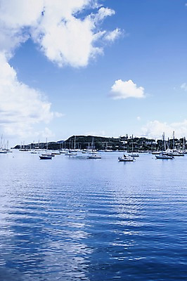 포토 JPG 주간 구름 해외풍경 해외 바다 수상교통 요트 하늘 풍경 사람없음 야외 반사 맑음 수면 오세아니아 정박 뉴칼레도니아 누메아 선박 국내포토 자연요소 나라 교통수단 배_교통 날씨 물 파일형식