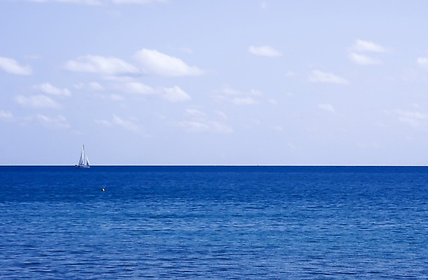 포토 JPG 주간 구름 해외풍경 해외 바다 수상교통 요트 하늘 풍경 사람없음 야외 평화 맑음 수면 오세아니아 뉴칼레도니아 선박 국내포토 자연요소 나라 교통수단 컨셉 배_교통 날씨 물 파일형식
