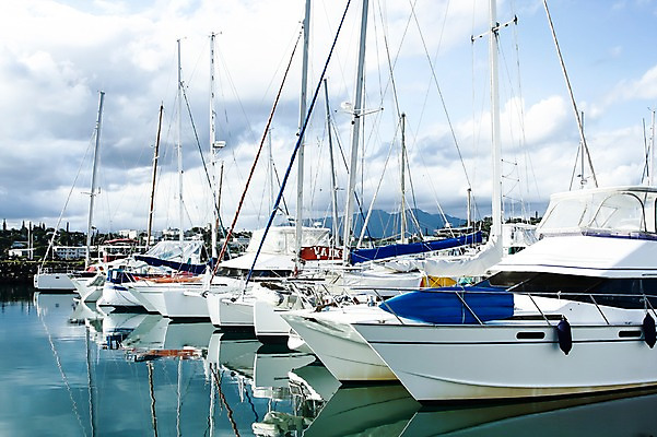 포토 JPG 주간 구름 해외풍경 해외 바다 수상교통 요트 하늘 풍경 사람없음 야외 반사 항구 맑음 오세아니아 정박 뉴칼레도니아 선박 국내포토 자연요소 나라 교통수단 배_교통 교통시설 날씨 파일형식