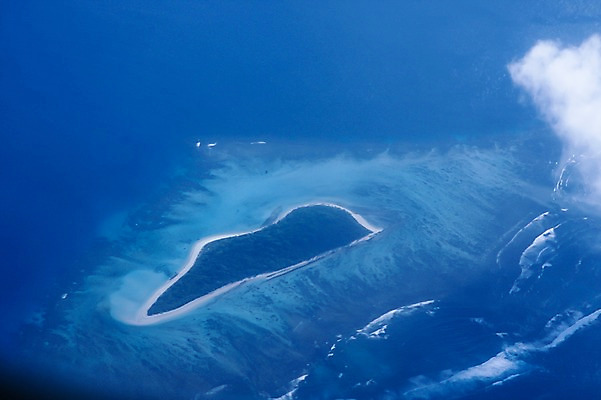 포토 JPG 주간 구름 해외풍경 해외 파도 바다 섬 배경화면 백그라운드 자연 하늘 풍경 사람없음 야외 하이앵글 오세아니아 무인도 뉴칼레도니아 항공촬영 국내포토 자연요소 나라 뷰포인트 생태계 파일형식