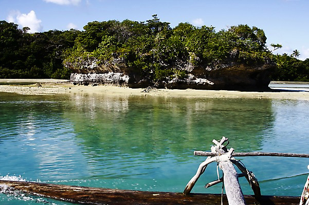 포토 JPG 주간 나무 식물 구름 해외풍경 해외 바다 자연 하늘 풍경 사람없음 야외 반사 돌_바위 바위 오세아니아 뉴칼레도니아 뗏목 국내포토 자연요소 나라 교통수단 배_교통 생태계 파일형식