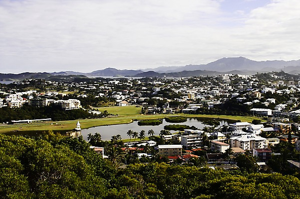 포토 JPG 주간 나무 식물 해외풍경 해외 건축물 건축 호수 백그라운드 자연 산 주택 풍경 사람없음 야외 건물 마을 도시 오세아니아 휴양지 뉴칼레도니아 국내포토 자연요소 나라 장소 생태계 파일형식