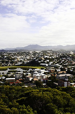 포토 JPG 주간 나무 식물 해외풍경 해외 건축물 건축 호수 백그라운드 자연 산 주택 풍경 사람없음 야외 건물 마을 도시 오세아니아 휴양지 뉴칼레도니아 국내포토 자연요소 나라 장소 생태계 파일형식