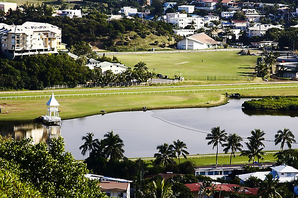 포토 JPG 주간 나무 식물 해외풍경 해외 건축물 건축 호수 백그라운드 자연 산 주택 풍경 사람없음 야외 건물 마을 도시 오세아니아 휴양지 뉴칼레도니아 국내포토 자연요소 나라 장소 생태계 파일형식