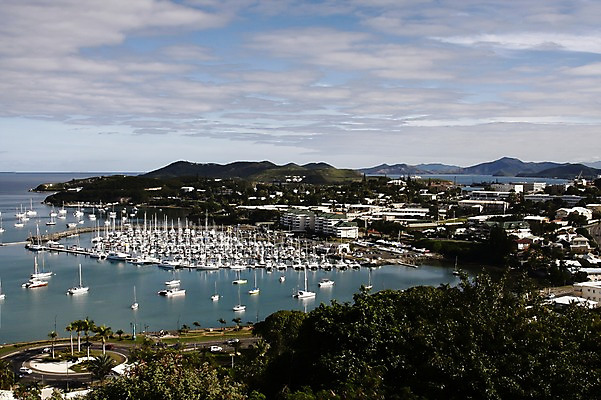 포토 JPG 주간 나무 식물 해외풍경 해외 건축물 도로 길 바다 백그라운드 요트 자동차 자연 산 주택 풍경 사람없음 야외 건물 마을 항구 보트 오세아니아 댐 휴양지 뉴칼레도니아 선박 국내포토 자연요소 공공시설 건축 나라 육상교통 수상교통 배_교통 교통시설 장소 생태계 파일형식