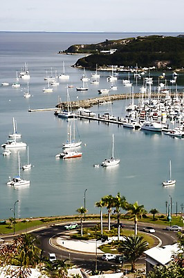 포토 JPG 주간 나무 식물 해외풍경 해외 건축물 도로 길 바다 백그라운드 요트 자동차 자연 산 주택 풍경 사람없음 야외 건물 마을 항구 보트 오세아니아 댐 휴양지 뉴칼레도니아 선박 국내포토 자연요소 공공시설 건축 나라 육상교통 수상교통 배_교통 교통시설 장소 생태계 파일형식