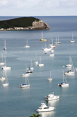 포토 JPG 주간 나무 식물 해외풍경 해외 건축물 바다 백그라운드 요트 자연 산 풍경 사람없음 야외 건물 마을 항구 보트 오세아니아 댐 휴양지 뉴칼레도니아 선박 국내포토 자연요소 공공시설 건축 나라 수상교통 배_교통 교통시설 장소 생태계 파일형식