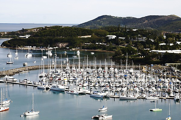 포토 JPG 주간 나무 식물 해외풍경 해외 건축물 바다 백그라운드 요트 자연 산 주택 풍경 사람없음 야외 건물 마을 항구 보트 오세아니아 댐 휴양지 뉴칼레도니아 선박 국내포토 자연요소 공공시설 건축 나라 수상교통 배_교통 교통시설 장소 생태계 파일형식