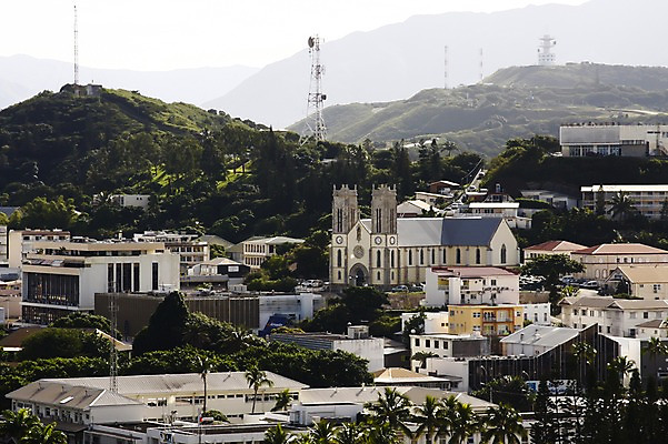포토 JPG 주간 해외풍경 해외 건축물 종교 종교시설 산 풍경 사람없음 야외 건물 도시풍경 성당 도시 오세아니아 철탑 뉴칼레도니아 누메아 국내포토 자연요소 건축 나라 종교건축 탑 시설 파일형식