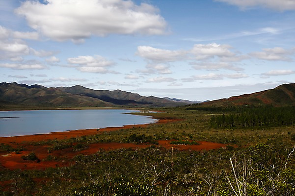 포토 JPG 주간 나무 식물 구름 해외풍경 해외 호수 자연 하늘 산 풍경 사람없음 야외 관광지 오세아니아 숲 뉴칼레도니아 야떼호수 국내포토 자연요소 나라 여행 생태계 파일형식