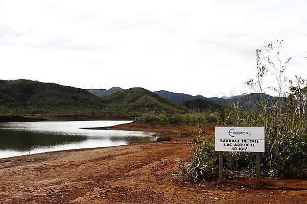 포토 JPG 주간 나무 식물 해외풍경 해외 호수 자연 산 알림판 풍경 사람없음 야외 관광지 반사 표지판 오세아니아 숲 뉴칼레도니아 야떼호수 국내포토 자연요소 나라 여행 생태계 파일형식