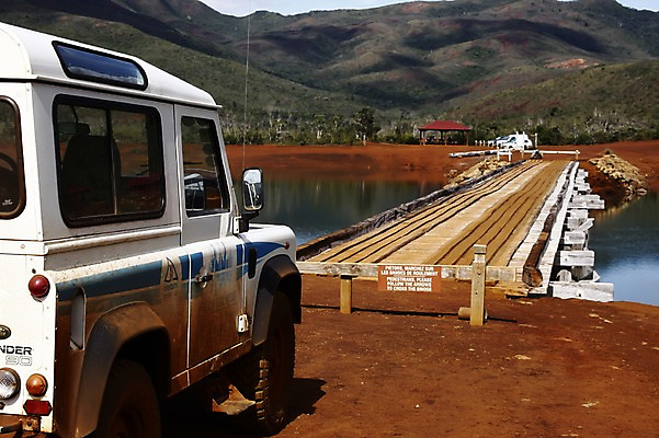 포토 JPG 주간 해외풍경 해외 승용차 자동차 자연 산 풍경 사람없음 야외 목재 관광지 오세아니아 숲 지프 뉴칼레도니아 블루리버파크 가교 국내포토 자연요소 나무 건축물 나라 육상교통 여행 재료 생태계 파일형식