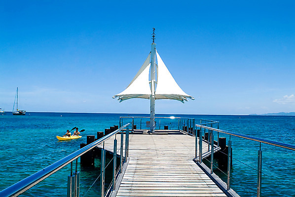 포토 JPG 주간 해외풍경 해외 시설물 스포츠 바다 백그라운드 요트 자연 하늘 레저 사람 풍경 상반신 야외 두명 울타리 수상스포츠 오세아니아 노 휴양지 카누 뉴칼레도니아 누메아 가교 선박 국내포토 자연요소 건축물 나라 수상교통 배_교통 담장 장소 생태계 파일형식