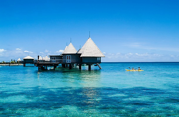 포토 JPG 주간 구름 해외풍경 해외 건축물 건축 스포츠 바다 백그라운드 고건축 자연 하늘 리조트 레저 사람 풍경 상반신 야외 두명 건물 수상스포츠 오세아니아 노 휴양지 카누 뉴칼레도니아 누메아 국내포토 자연요소 나라 장소 생태계 선박 파일형식