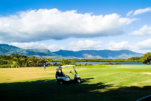 포토 JPG 주간 전신 나무 식물 구름 해외풍경 해외 호수 교통수단 스포츠 백그라운드 골프 골프장 자동차 자연 하늘 레저 산 한명 서기 들기 사람 풍경 잔디 초원 야외 강 골프채 오세아니아 휴양지 뉴칼레도니아 누메아 국내포토 자연요소 1 나라 육상교통 교통 스포츠시설 모션 골프용품 구기 장소 생태계 파일형식