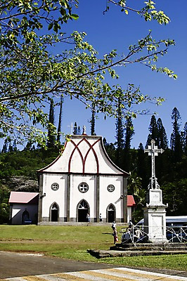 포토 JPG 주간 전신 나무 식물 해외풍경 해외 건축물 조각 백그라운드 십자가 자동차 자연 서기 풍경 잔디 여러명 야외 건물 성당 오세아니아 휴양지 마리아 뉴칼레도니아 조각_조소 국내포토 자연요소 건축 나라 종교 육상교통 다수 종교건축 모션 사람 장소 생태계 조소 파일형식