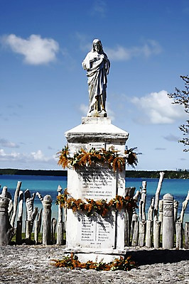 포토 JPG 주간 나무 식물 구름 해외풍경 해외 종교 문화 바다 조각 백그라운드 종교용품 자연 하늘 풍경 사람없음 야외 동상 조각상 예수 오세아니아 휴양지 뉴칼레도니아 조각_조소 국내포토 자연요소 나라 조형물 장소 신_종교 생태계 기념물 조소 파일형식