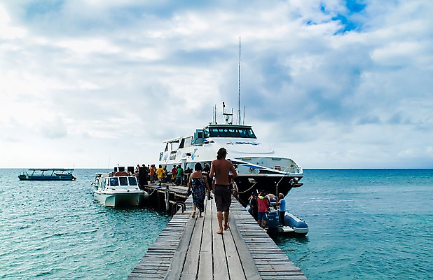 포토 JPG 주간 전신 구름 해외풍경 해외 시설물 바다 백그라운드 교통 요트 자연 하늘 서기 사람 풍경 여러명 야외 항구 보트 오세아니아 유람선 휴양지 뉴칼레도니아 아메데섬 가교 선박 국내포토 자연요소 건축물 나라 섬 다수 수상교통 배_교통 교통시설 모션 장소 생태계 파일형식