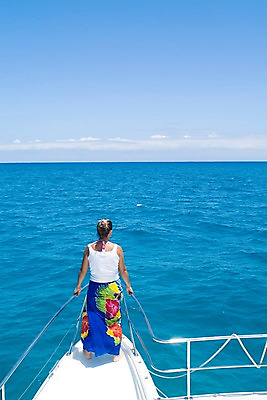 포토 JPG 주간 해외풍경 해외 여자 바다 여행 요트 하늘 휴가 한명 사람 풍경 야외 뒷모습 오세아니아 뉴칼레도니아 아메데섬 여자만 여자한명만 국내포토 자연요소 1 나라 뷰포인트 섬 배 선박 파일형식