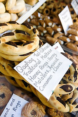 포토 JPG 문자 해외 영어 표시 디저트 안내 사람없음 아웃포커스 갈색 쿠키 과자 전시 빵집 전통음식 몰타 국내포토 전통 유럽 음식 컬러 촬영기법 상점 파일형식