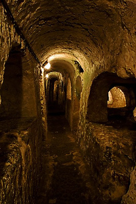 포토 JPG 해외 건축물 길 외국문화 유적지 조명 사람없음 어둠 무덤 구멍 동굴 지하 몰타 국내포토 건축 유럽 문화 고건축 파일형식