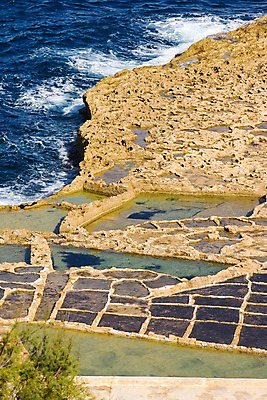 포토 JPG 주간 해외풍경 해외 파도 바다 자연 풍경 사람없음 야외 관광지 하이앵글 절벽 돌_바위 지중해 몰타 고조 라임스톤 사각모양 석회암 국내포토 자연요소 모양 유럽 뷰포인트 여행 암석 생태계 파일형식
